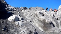 Medan pasir berbatu yang curam, puncak makin dekat !