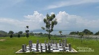 Nikmatnya bermain catur dengan panorama Danau Toba