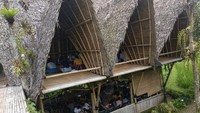 Rumah terbuat dari bambu