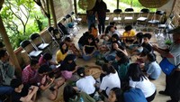 Para pengunjung yang tengah belajar kerajinan bambu