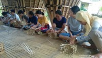 Belajar membuat kerajinan bambu