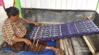 Mama Matilda sangat terampil menenun