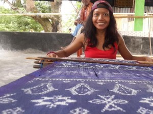 Belajar Menenun Kain Ikat di Desa Moni, Flores