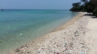 Pantai di pulau Edam