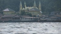Pulau Penyengat diambil dari Pelabuhan Sri Bintan Pura