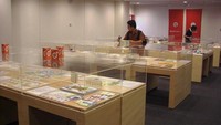 Berbagai artikel dan buku mengenai kebencanaan terpajang dalam etalase.