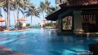 Kolam renang hotel di Pantai Anyer