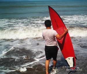 Belajar Surfing di Anyer, Cocok untuk Pemula