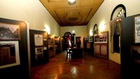 Galeri foto dan artikel di salah satu ruang rumah Tjong A Fi