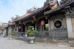 Belajar Toleransi dari Longshan Temple di Taipei