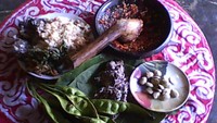 Menu lain yang biasa dipakai untuk menemani belalang goreng