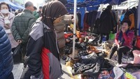 Salah satu stand yang menjual baju bekas dan sepatu bekas di flea market Seocho Saturday Market. Jangan ragu untuk menawar.