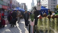 Suasana pagi di Seocho Saturday Market, flea market tertua dan terluas di Seoul, Korea Selatan