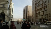 Deretan hotel di depan pintu 21 Masjid Nabawi. Di sekitar lobi hotel ini, banyak pedagang souvenir dan makanan