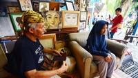 Menggambar kepala model dari samping agar dapat melihat garis kontur wajah dengan jelas