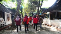 Para peserta Piknik detikTravel menuju ke area Pasar Seni