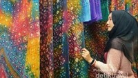 Kain Jumputan yang sedang dijemur bisa menjadi latar foto yang keren