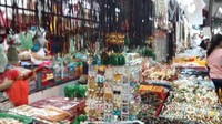Pernak-pernik yang dijual di pasar oleh-oleh Wat Arun