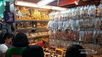 Aneka rupa miniatur dan gantungan kunci khas Thailand