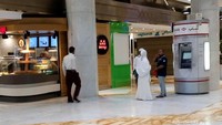 Kios-kios di area komersial Kompleks Hotel Hilton Makkah.
