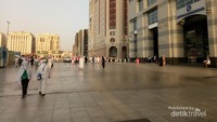 Area di sekitar Anwar Al Madinah Mall Madinah. Lokasinya dekat dengan pintu 15 Masjid Nabawi.