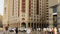 Aktivitas pagi hari di sekitar Anwar Al Madinah Mall Madinah.