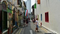 Mural dan bendera negara menjadi ciri khas kafe