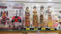 Mereka menjual juga boneka dengan pakaian adat Indonesia.