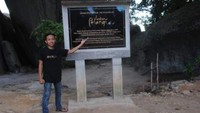 Tugu Laskar Pelangi di Pantai Tanjung Tinggi
