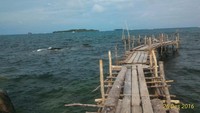 Jembatan kayu di Pantai Tanjung Kelayang