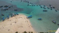 Pemandangan Pantai Lengkuas dari atas menara