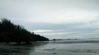 Suasana di Pantai Tanjung Pendam yang sedang mendung