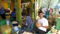 Hanya bisa bergaya di depan durian