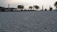 Pemandangan pantai selalu indah untuk dipandang, baik di pagi hari maupun malam hari.