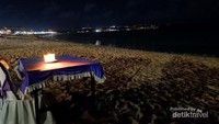 Menikmati makan malam romantis ditemani suasana pantai dan suara deburan ombak tentu akan menjadi pengalaman yang tidak terlupakan.