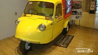 Bemo Kuning Imut di depan History Garage