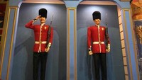 Patung penjaga istana dengan pakaian khasnya