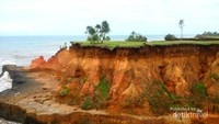 Kikisan tanah akibat terjangan ombak di Pantai Kerkap