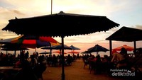 Nongkrong di Pantai Panjang