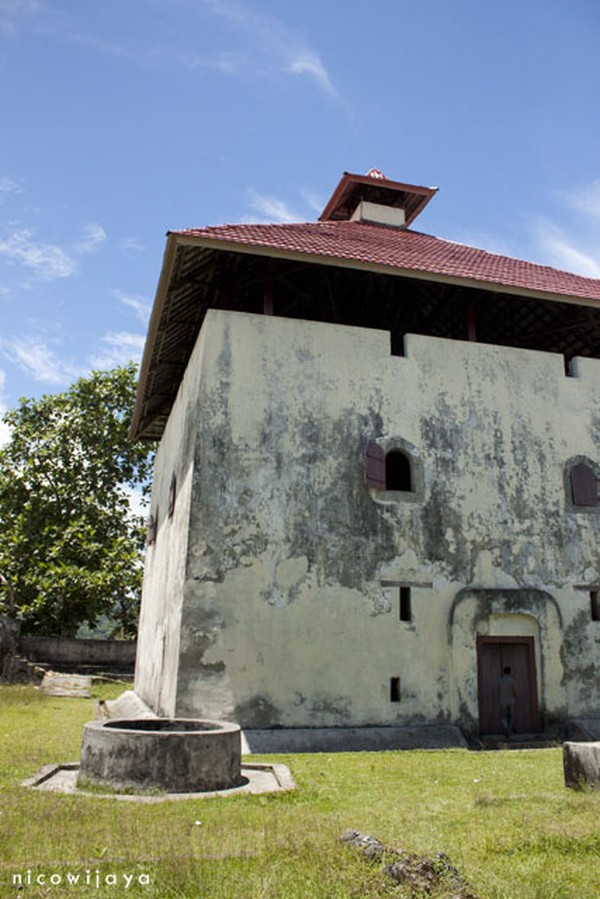 Bangunan Benteng Amsterdam dengan pagar pertahanan