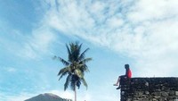 Benteng Torre dengan latar Gunung Kie Matubu yang dikeramatkan oleh rakyat Pulau Tidore