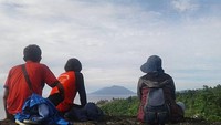 Nikmati keindahan Benteng Torre bersama kawan seperjalanan