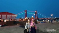 wisatawan berfoto di sekitar Benteng kuto besak
