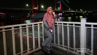 wisatawan berfoto di sekitar Benteng kuto besak