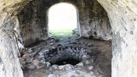 Sumur penyucian umat Hindu di dalam stupa