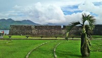 Benteng kalamata memiliki halaman yang sangat luas dibanding benteng-benteng lain di ternate.