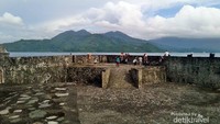 Pemandangan benteng kalmata yang menghadap langsung ke laut sangatlah indah.