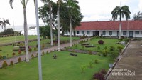 Halaman benteng dengan view laut lepas