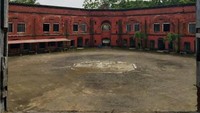 Jendela besar untuk melihat ke halaman dalam benteng