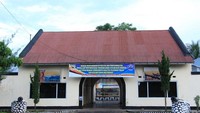 Di depan benteng terdapat 2 buah meriam peninggalan VOC